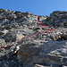 Rückschau beim Abstieg, der Übergang durch die Rinne vom Felsen zum Geröllfeld.