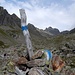 malerisches Wegzeichen - vor dem Abstieg in die Steilstufe des Intschialpbaches