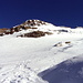 Bei knapp 3700m. Blick auf den Gran Paradiso. Der Eisbruch im rechten Bildteil wird unterhalb rechts umgangen und dann in einer Schleife unterhalb des Felsgrates zum Gipfel nach links gequeert.