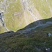 Rückblick: Die Querung vom Zunagl endet in Höhe des kleinen Felsdorns in der rechten Bildhälfte, im Schatten. Der mag im Abstieg zur Orientierung dienen, da man ihn schon von recht weit oben gut erkennen kann.