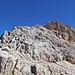 Si prosegue alternando roccette a tratti di traccia su detriti ...
