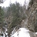 der Rotbach stürzt über eine Steilstufe;
Wanderer benutzen eine kühn angelegte Treppe