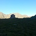 Aufbruch morgens von der Neuen Reichenberger Hütte (2586m). Das Keeseck strahlt bereits in der Sonne.