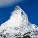 Ein erster Blick zum frisch verschneiten Matterhorn. Die Hörnlihütte, unser Ziel, ist auch bereits zu sehen.
