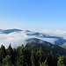 Herbstlicher Nebel über den Tälern.Bei klarer Sicht hätte man hier ein tolles Alpenpanorama. Schemenhaft sind Gipfel hinter den Windrädern bzw. rechts von dem bewaldeten Berg zu sehen