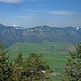 Die nördlichen Vorposten der Ammergauer Alpen erheben sich über dem Loisachtal. Markant die A95, die München mit Garmisch-Partenkirchen verbindet.