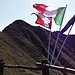 Le bandiere della Comunità Europea, dell'Italia e del Piemonte al rifugio Monte Barone.