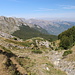 Im Aufstieg zwischen Zarunica und Katun Grlata - Hier, auf ca. 1.800 m, haben wir gerade den markierten Wanderweg, der von Vusanje (rechts, aus dem Einschnitt) in Richtung Katun Grlata / Qafa e Borit (links, mittig) führt, verlassen. Rückblick.