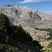 Im Aufstieg zum Vrh Bora - Rückblick. Hinten ist ein Stück des westlich vom Qafa e Preslopit gelegenen Teils des Bjelič-Massivs zu sehen.