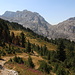Im Aufstieg zum Vrh Bora - Blick zum Qafa e Preslopit. Östlich (links) davon ist die Kolata-Gruppe zu sehen.