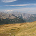 Im Aufstieg zum Vrh Bora - Ausblick vom Kamm über ausgedehnte Bergwiesen in westliche Richtung. 