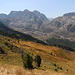 Im Aufstieg zum Vrh Bora - Rückblick. Am linken Bildrand zieht der Bergkamm in Richtung Bor-Südgipfel (Južni vrh Bora). Hinten ist das Bjelič-Massiv zu sehen, links die Kolata-Gruppe. 