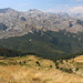 Vrh Bora - Ausblick unweit des Gipfels auf den westlich vom Qafa e Preslopit gelegene Teils des Bjelič-Massivs. Durch das davor liegende Tal verlief zuvor ein Großteil unseres Aufstiegs.