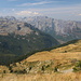Vrh Bora - Ausblick unweit des Gipfels in etwa westliche Richtung. Etwa 1.100 m unter uns ist dabei Vusanje zu erahnen.