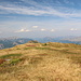 Vrh Bora - Ausblick von der weitläufigen Gipfelkuppe des Bor in etwa nordwestliche Richtung. Bei genauem Hinsehen ist im weiteren Verlauf des Bergkamms der Vrh Ćemena (2.036 m) zu erahnen.
