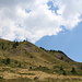 Im Abstieg zwischen Vrh Bora und Katun Grlata - Ausblick zum Bor-Südgipfel. An dessen Hängen weidet gerade eine Schafherde, während nun immer mehr Wolken aufziehen.