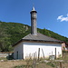 Vusanje (Vuthaj) - In unmittelbarer Nähe dieser Moschee zweigt der Wanderweg von der "Dorfstraße" ab... <br />Foto vom 25.08.2017.