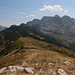 Vrh Bora - Ausblick unweit des Gipfels in etwa südliche Richtung. Im Gegenlicht geht der Blick entlang des Kamms zum Südgipfels und zur Kolata-Gruppe.