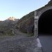 Als Fußgänger oder Biker kann man den Tunnel über die alte Straße umgehen. Hinten der Monte Gavia.