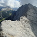 der Grat zur Sonntagskarspitze bietet Kletterei bis III und herrlich brüchiges Gelände...hinten die Hintere Bachofenspitze(2668m)