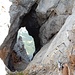 am Ausstieg des Klettersteiges: Blick durchs grosse, vordere (Felsen)-Fenster