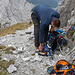 Schuhwechsel am Band des Südanstiegs, Kletterpartner mit >30 Jahren alten Adidas-Wanderschuhen - es ging, war aber sicher nicht komfortabel