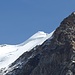 <b>Il Castore, con una decina di alpinisti impegnati sulla cresta occidentale.</b>
