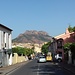 Der Rocher de Roquebrune über der Hauptstrasse des gleichnamigen Orts (an einem anderen Tag aufgenommen)