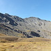 Schon vom ersten Wandermeter an ist das Gipfelziel (rechts) im Blick. Links der Nachbargipfel Punta dell´Alp (3031m).