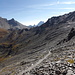 Rückblick zum Aufstiegsweg,aufgenommen knapp unterhalb des Col de Chamoussière. Oben links Pain de Sucre und Pic d´Asti (3219m). Im Hintergrund in der Bildmitte der Monviso (3841m).