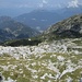 Da qui si vede il Rifugo Bogani (in centro foto), mentre sullo sfondo spiccano i Pizzi di Parlasco e la Val di Muggio.