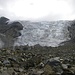 Wir betreten den an der Seite schuttbedeckten Gletscher.