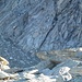 am Einstieg zum Klettersteig sitzt ein Bergsteiger/in (dunkle Rinne Bildmitte)