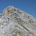 Blick beim Abstieg vom südlichen Vorgipfel der Bettlerkarspitze. Rechts des Gratabbruchs steigt man steil in den Schroffen ab oder auf.