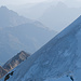 Zwei Berggänger steigen vom Ostpfeiler her kommend über die Eiswand zum Ostgipfel auf