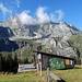 Start bei der Bergstation Chrüzegg; die Walenstöcke mit dekorativen Wölkchen