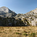 Im Aufstieg zwischen Zarunica und Katun Grlata - Auf einer Höhe von ca. 1.750 m queren wir eine Wiese, bevor gleich eine Geländeschwelle überwunden wird (in der linken Bildhälfte).
