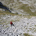 Im Aufstieg zwischen Prevoj Preslopit / Qafa e Preslopit und Dvojni Prevoj - Rückblick, während es nochmals durch kleinere Blöcke geht (ca. 2.150 m).