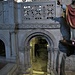 Il pluteo e l'ingresso destro della cripta