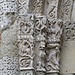 Particolare delle decorazioni del portale, purtroppo la fragilità della pietra arenaria fa si che il tempo e gli agenti atmosferici degradino rapidamente anche le sostituzioni degli elementi lapidei rovinati.