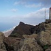 Pico de la Zarza,Gipfelsäule,hinten der Pico de Mocan(792m)