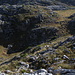 Unterwegs zwischen Katun Grlata und Prevoj Preslopit / Qafa e Preslopit - Rückblick, während wir auf einem schmalen Pfad nach oben steigen. Rechts oben im Bild ist die "Wiese mit Wegweiser" zu sehen.