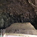 Höhle mit prähistorischen Funden, der Hügel zeigt, in welchen Schichten etwas gefunden wurde