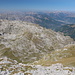Dobra Kolata / Kollata e mirë - Ausblick am Gipfel zum westlichen Teil des Bjelič-Massivs. Durch den davor liegenden Einschnitt sind wir zuvor gewandert (gemäß Karte auch: Skripa). Im Hintergrund sind die Komovi zu erahnen (rechts).