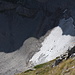 Dobra Kolata / Kollata e mirë - Tiefblick vom Gipfelgrat hinunter ins östlich gelegene Kar, wo sich noch kleine Gletscher halten. Der in Fachkreisen "Kolata (glacieret)" genannte Mikrogletscher ist offenbar der größte im Prokletije.