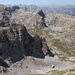Dobra Kolata / Kollata e mirë - Tiefblick vom Gipfelgrat ins westlich gelegene Kar vor dem Hintergrund von Maja e Rosit und Karanfil.