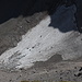 Dobra Kolata / Kollata e mirë - Tiefblick vom Gipfelgrat ins östlich gelegenen Kar (zwischen Dobra und Ravna Kolata). Dort hält sich ein kleiner Gletscher ("Kolata").