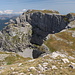 Zla Kolata / Kollata e keqe - Ausblick am Gipfel zur Ravna Kolata (serbisch/montenegrinisch für: "Flache Kolata") bzw. Maja e Kollatës (albanisch für: "Spitze/Gipfel der Kolata").