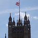 Die Flagge Großbritanniens weht über dem Parlament