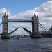 Die Tower Bridge öffnet sich, um ein Schiff passieren zu lassen